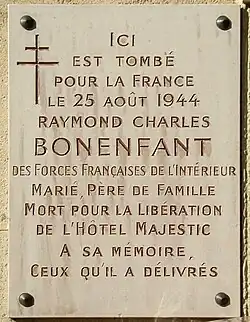 Plaque commémorative en l’honneur de Raymond Bonenfant, tué au 17, rue Galilée, dans un combat de rue près de l’hôtel.