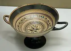 Kylix à figures noires de production laconique, c. -540.
