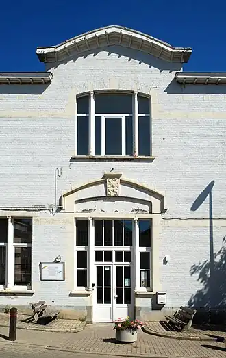 La porte d'entrée et son arc surbaissé.