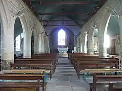 Vue de la nef avec ses entraits à engoulants et du chœur de l'église Saint-Mélaine.