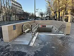 L'accès no&nbsp;2 « Rue Henri-Barbusse ».