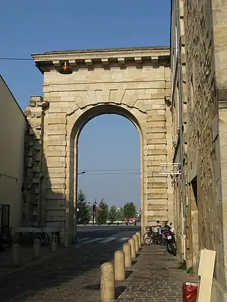 Porte de la monnaie depuis la rue de la Porte-de-la-Monnaie.