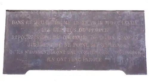 Plaque commémorative du serment apposée au-dessus de la porte.