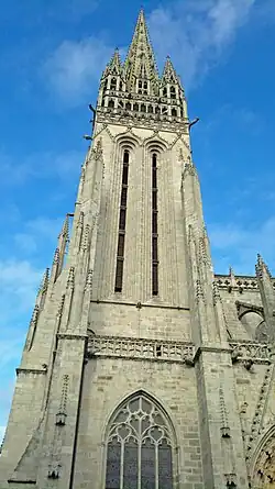 La flèche sud cantonnée de quatre clochetons d'angle et clochetons et sur chaque face cardinale d'une baies surmontée d'un haut gâble.