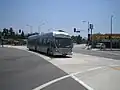Un bus de la ligne orange à l'intersection de Burbank Boulevard et Fulton Avenue.