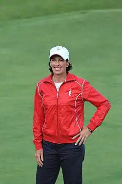 Juli Inkster, debout, la main gauche sur la hanche.