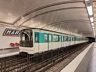 Arrivée d'une rame MF 67 en direction de Mairie d'Aubervilliers.