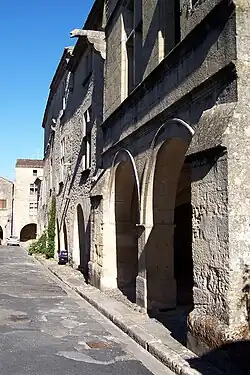 Côté sud de la place (sept.&nbsp;2011) 44°&nbsp;33′&nbsp;53,3″&nbsp;N, 0°&nbsp;13′&nbsp;30,6″&nbsp;O