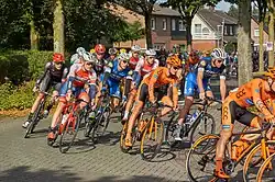 photographie couleur d'un peloton cycliste