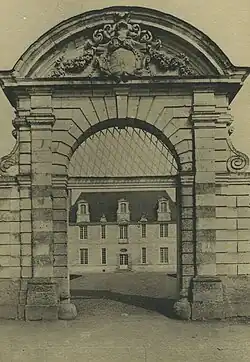 Manoir de la Sagerie - Porche d’accès est, vue générale.
