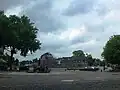 Le château vu du marché. Il est facile de constater que le château est situé sur une colline.