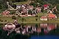 Le village de Mavrovo au bord du lac.
