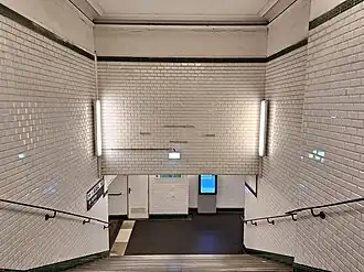 L'intérieur de l'accès no&nbsp;1, entrée principale de la station.
