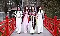 Vietnamiennes en tenue traditionnelle (ao dai).