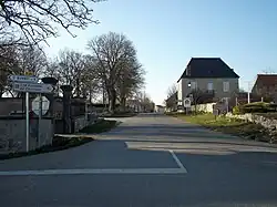 La route départementale 383 est la principale route d'entrée du village
