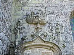 Ange portant un phylactère (mur extérieur sud).