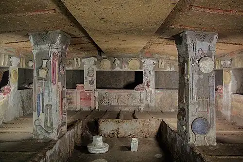 Intérieur de la tombe, éclairage adouci.