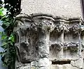 Tête de chapiteau de l'ancienne église du XIIIe&nbsp;siècle utilisée en réemploi dans une maison.