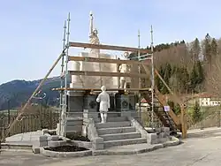Le monument aux morts en réfection en 2022.