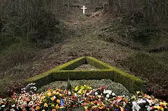 Monument marquant le lieu où le roi Albert Ier est décédé. La croix marque l'endroit où fut trouvé le corps du roi Albert Ier.