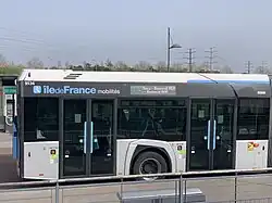 Arrière d'un Urbino 18 GNC avec son bandeau d'information voyageurs extérieur