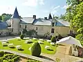 Le manoir et la cour intérieure.