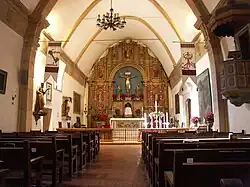 Intérieur de l'église et autel.
