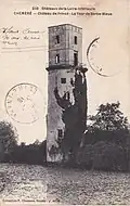 La Tour de Barbe-Bleue surmontée du belvédère quadrangulaire postérieur.