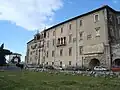 Aile droite du palais avec l'église Santa Rosalia.