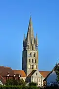 La tour romane de l'église.