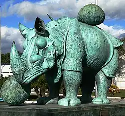Statue en cuivre représentant le Rhinocéros de Dürer portant un test d'oursin sur le dos.