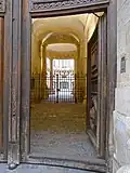 La porte réservée aux piétons découpée dans la porte principale.
