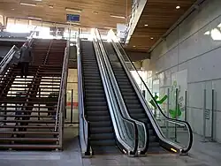 Escalators vers les voies 1, 7 et 8.