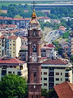 Le clocher dominant la ville.
