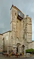 Le beffroi, ancien clocher-porche.