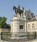 Statue équestre de Henri d'Orléans près des écuries du château de Chantilly.