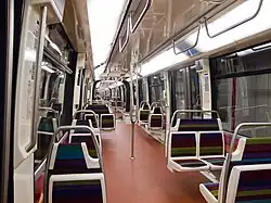 Vue de l'aménagement intérieur d'une rame automatique MP 05.