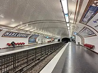 Vue d'ensemble des quais en direction de Mairie d'Issy.