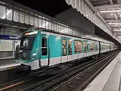 Rame MF 01 pour Porte Dauphine, vue de nuit.