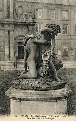 Carte postale ancienne du groupe statuaire Les Enfants dénicheurs.