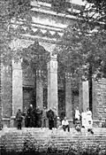 Le temple vers 1920, avec Karl Tõnisson&nbsp;(en) troisième depuis la gauche. Entre 1915 et 1923 ?