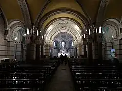 Crypte Basilique de Fourvière, voûtes d'ogive dans la nef et berceaux transversaux dans les bas côtés