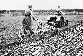 Première Guerre mondiale. La motorisation. Charrue simple à trois corps avec roue de jauge.