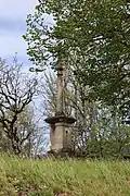 Croix à l'entrée du bourg.