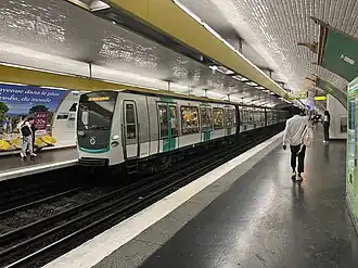 Arrêt d'une rame MF 01 pour Mairie de Montreuil.