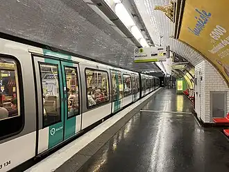 Rame MF 01 à quai en direction de Mairie de Montreuil.