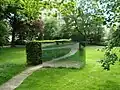 Dan Graham, Two-Way Mirror Hedge, Almost Complete Circle, 2001.
