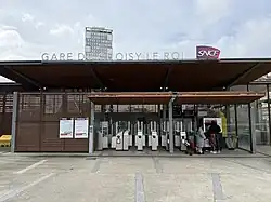 Entrée principale de l'accès « Côté Seine ».