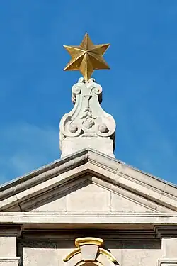 L'étoile au sommet du pignon.