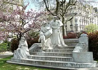 Paul Moreau-Vauthier, Monument à Mme&nbsp;Boucicaut et Mme&nbsp;de Hirsch (1914), square Boucicaut, allée Pierre-Herbart (Paris).